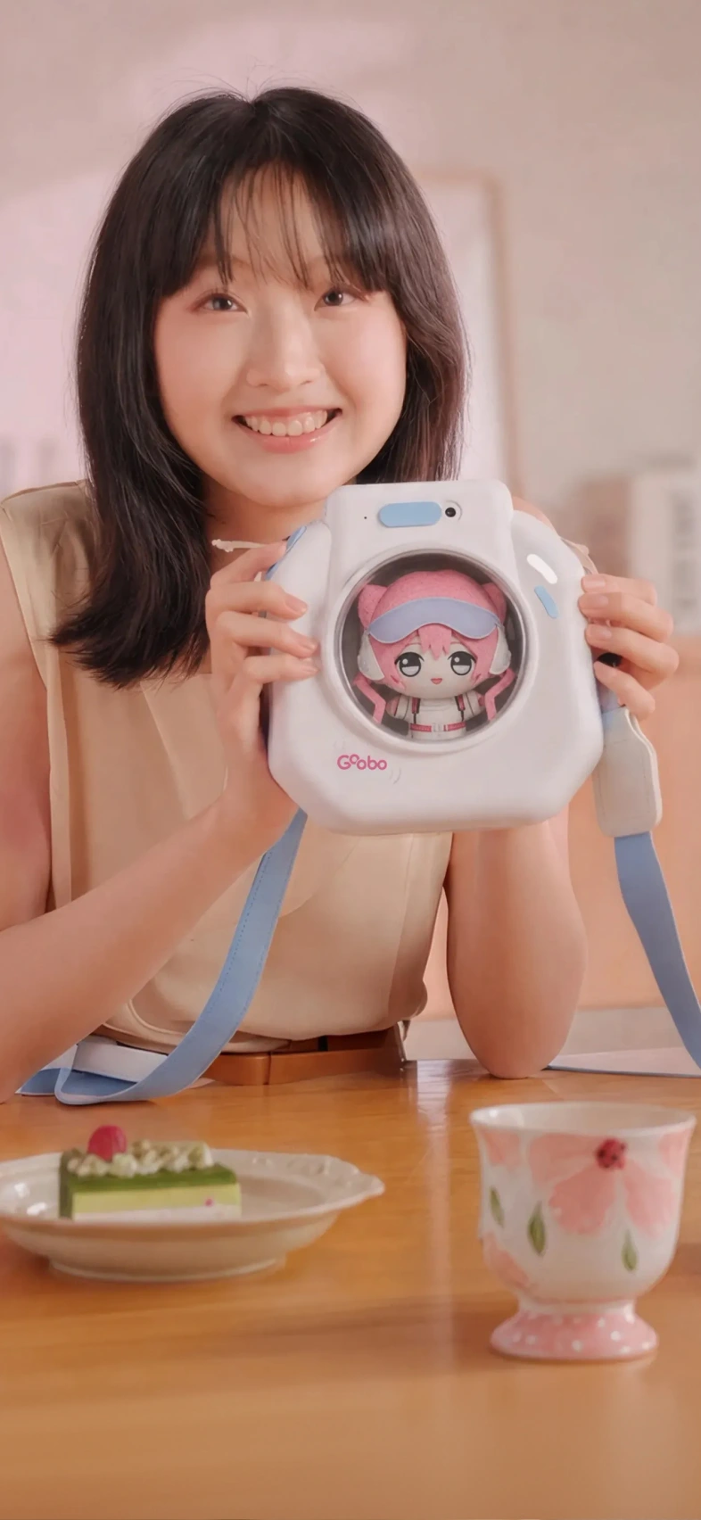 晴れた都会の屋上で、GOOBOスマートイタバッグを持ち微笑む女性。クリアウィンドウからぬいぐるみが顔をのぞかせている。